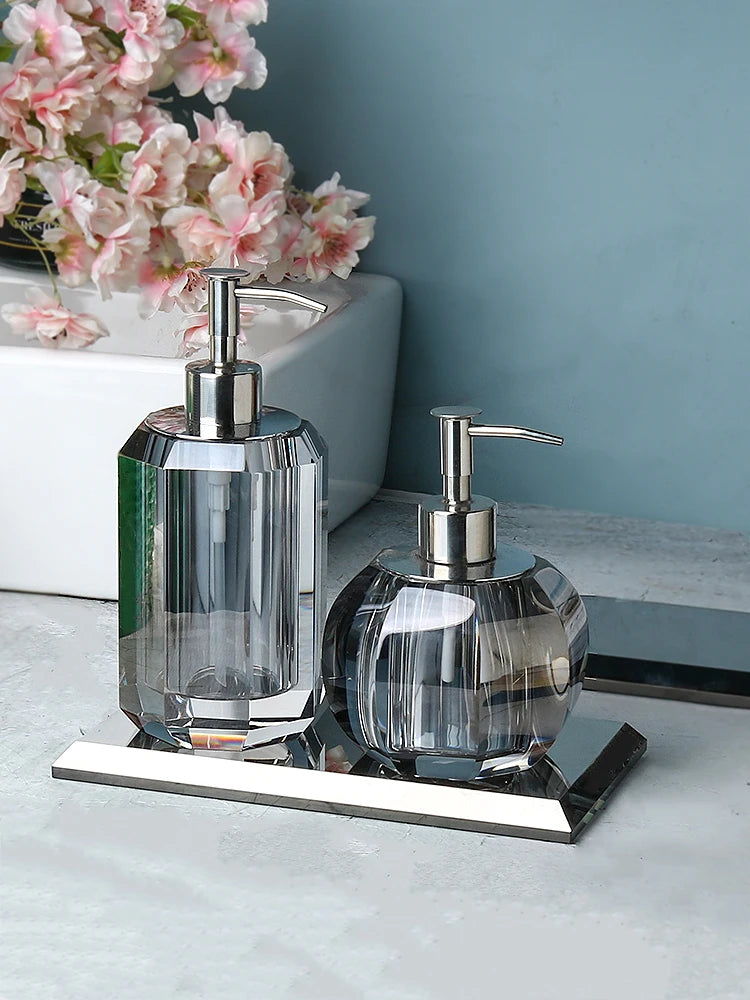 distributeur savon liquide bouteille lotion verre cristal transparent rayures horizontales moderne élégant respectueux environnement