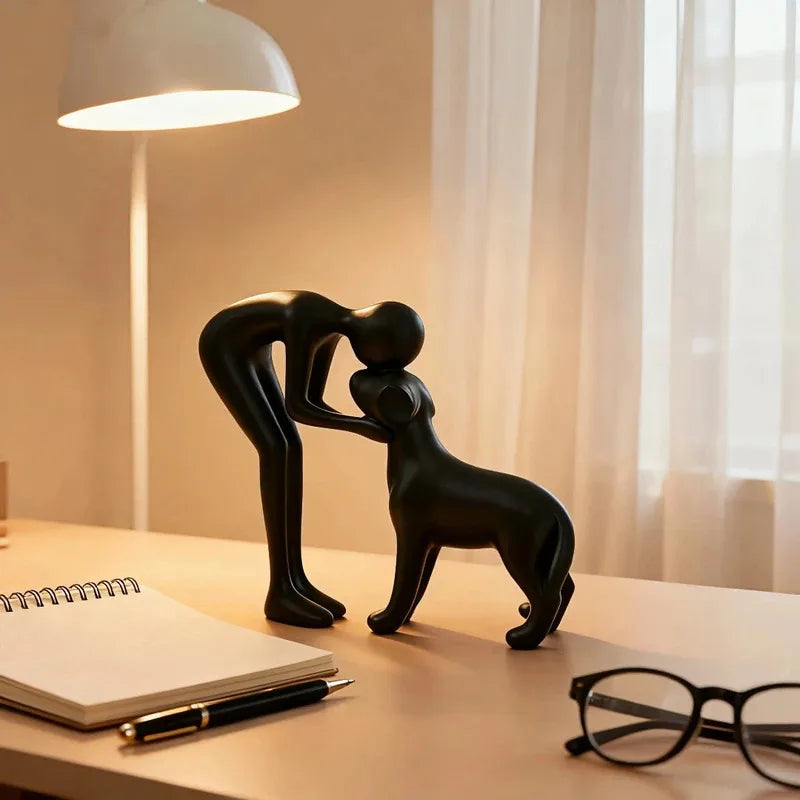 sculpture abstraite noire moderne deux figures chien vase fleurs séchées bougie carnet stylo lunettes