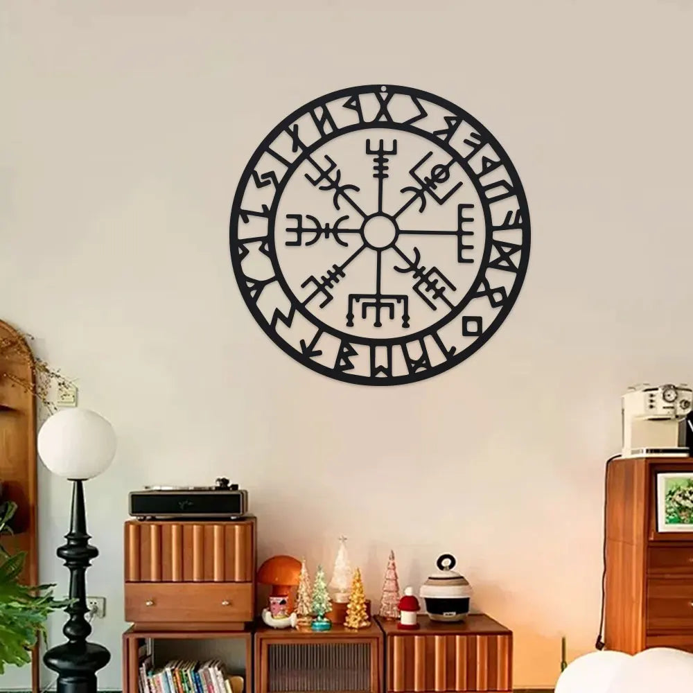 horloge murale noire symboles anciens motifs géométriques artisanal métal vieilli