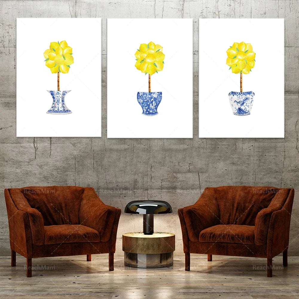 Trois pots de fleurs jaunes décoratifs posés sur des vases bleus et blancs, dans un intérieur moderne avec des canapés en cuir brun.