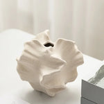 vase céramique porcelaine moderne beige clair relief sculptural plumes séchées fleur artificielle opaque organique
