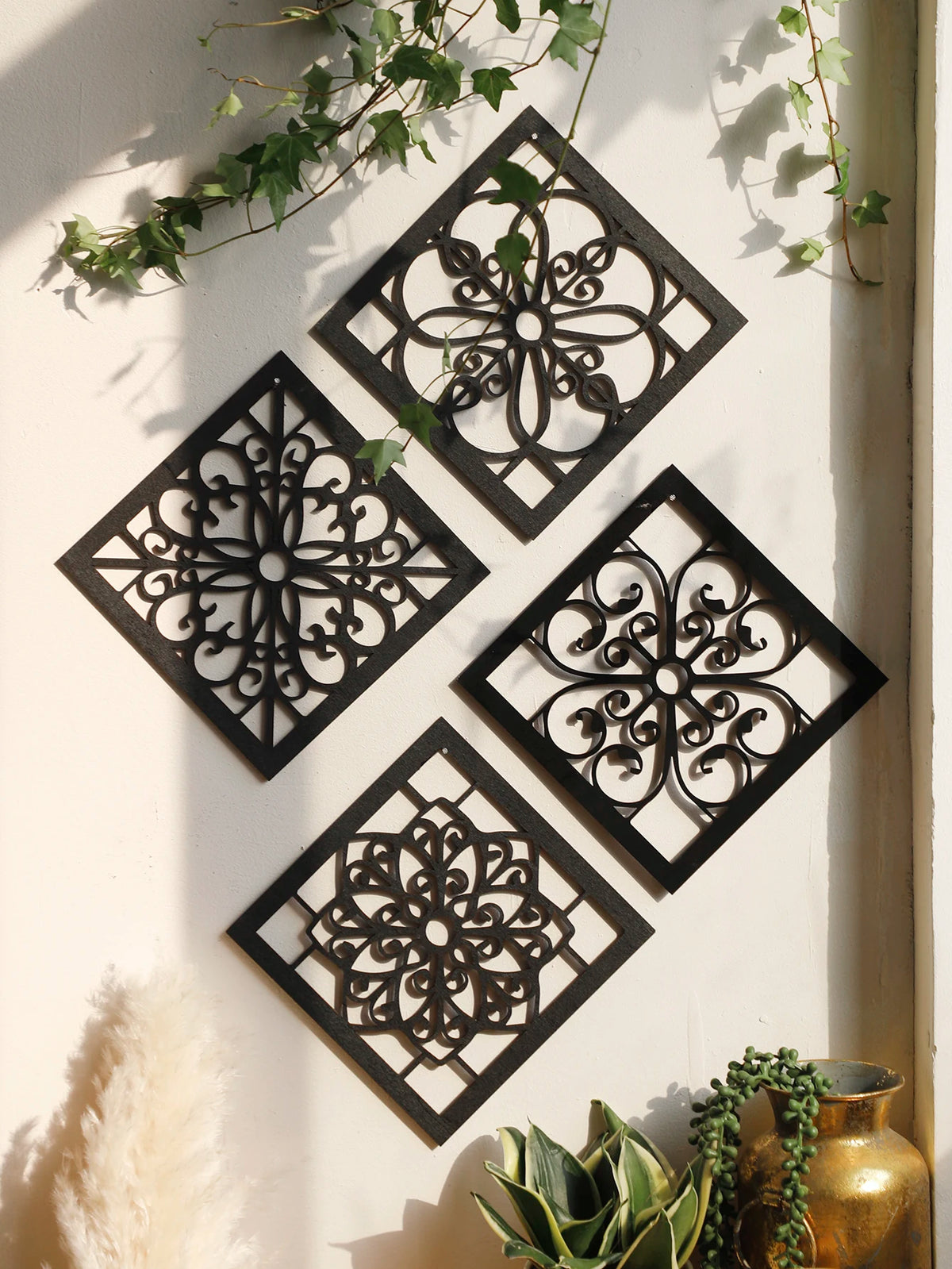 Décor mural en bois évidé 4 pièces couleur prune sur mur blanc