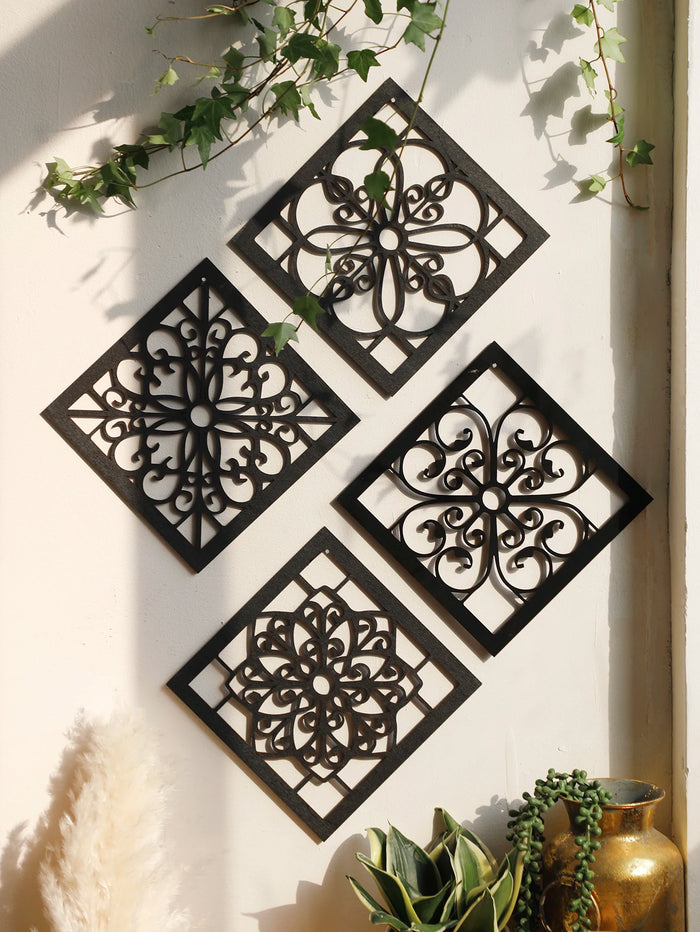 Décor mural en bois évidé 4 pièces couleur prune sur mur blanc