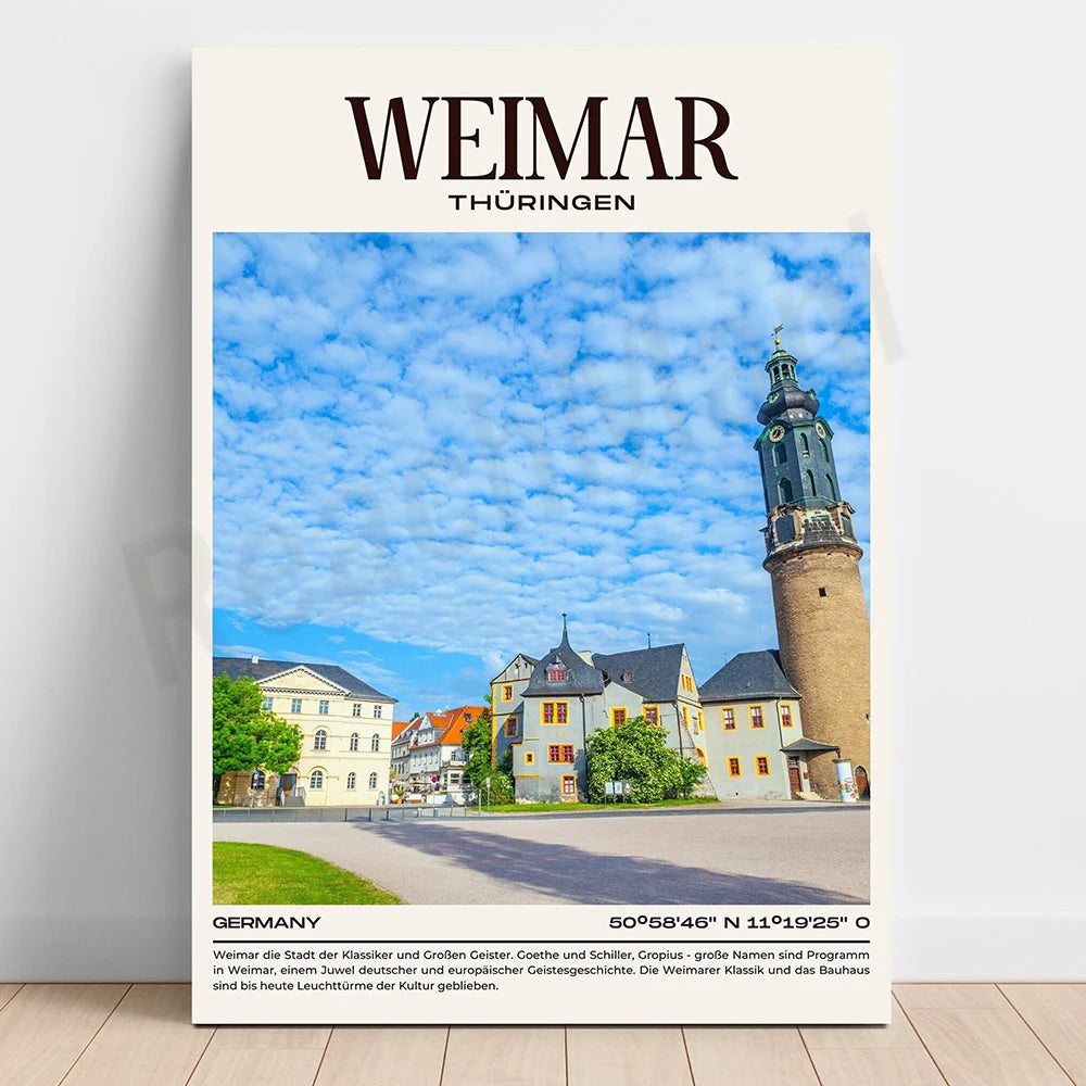 L'image montre une vue de la ville historique de Weimar, en Allemagne, avec son architecture pittoresque et son clocher emblématique sous un ciel bleu parsemé de nuages.
