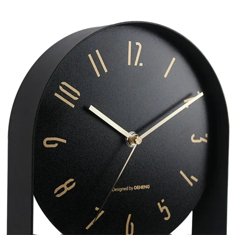 Horloge murale pivotante dans salon moderne