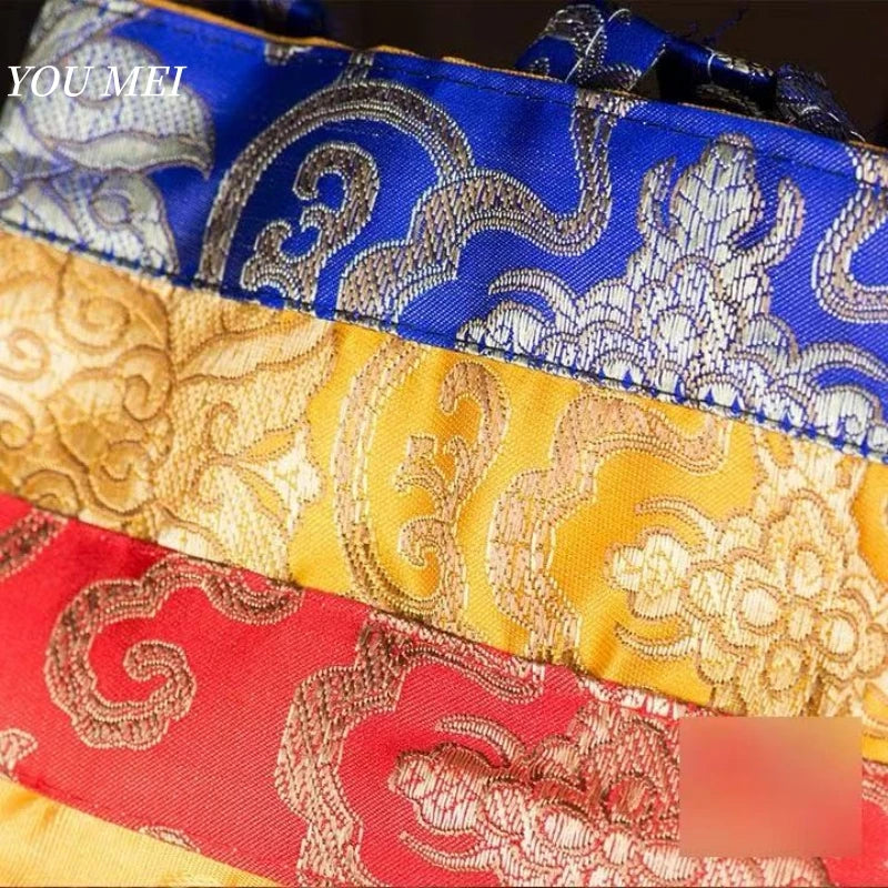 rideau décoration bouddhiste brocart motifs floraux traditionnel couleur jaune bleu rouge or