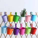 Pots fleurs suspendus vintage couleurs rose bleu jaune violet orange anneaux métalliques retouches