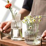 vases transparents modernes rayures verticales poignée métallique décoration intérieure table centrale pièces