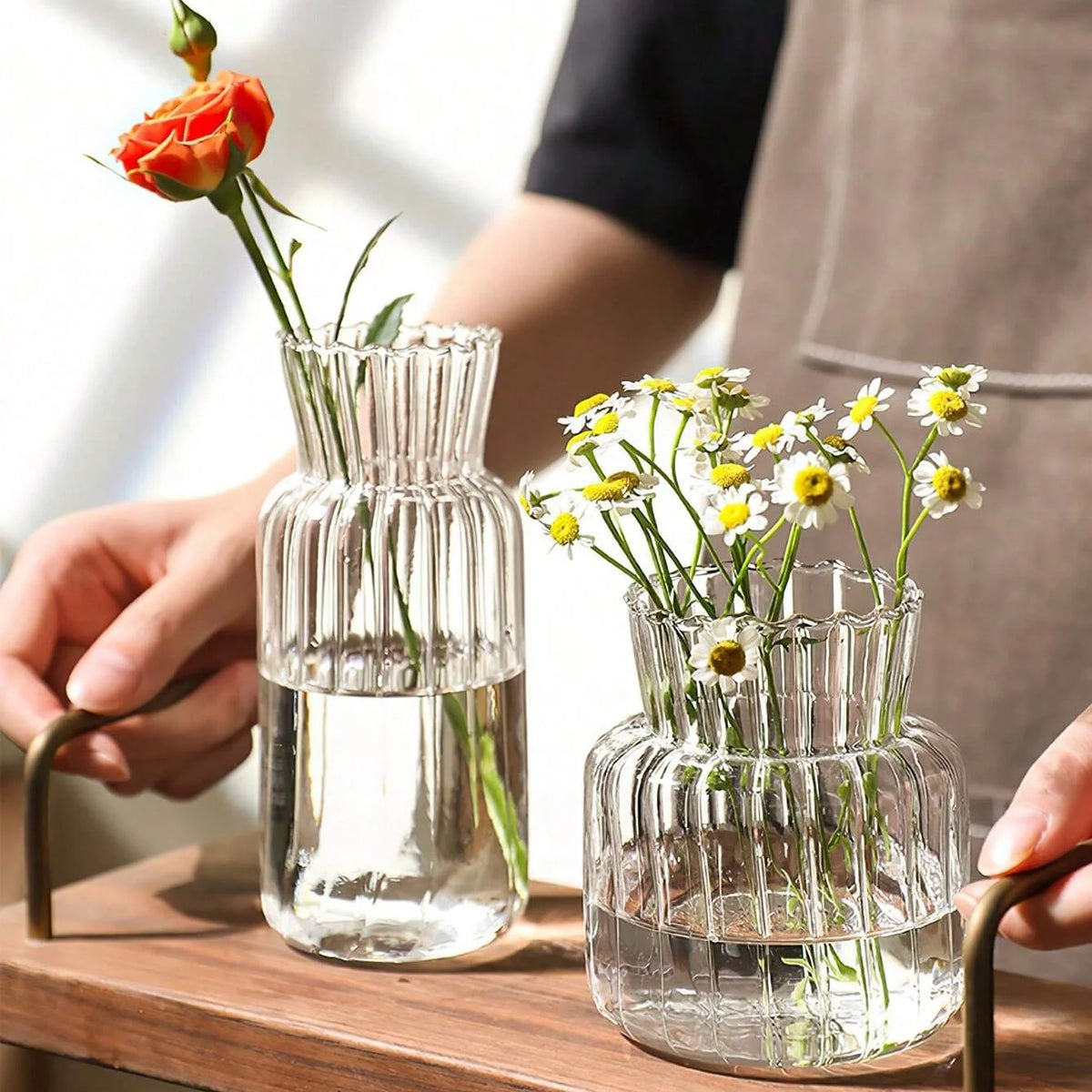 vases transparents modernes rayures verticales poignée métallique décoration intérieure table centrale pièces
