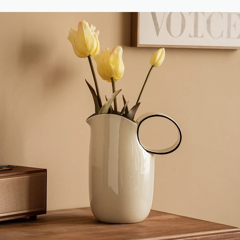 vase moderne céramique beige anse minimaliste élégant décoration intérieure contemporain transporte facilement