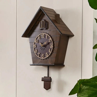 horloge coucou bois marron clair rustique cadran aiguilles oiseau coucou toit tuiles classique salon