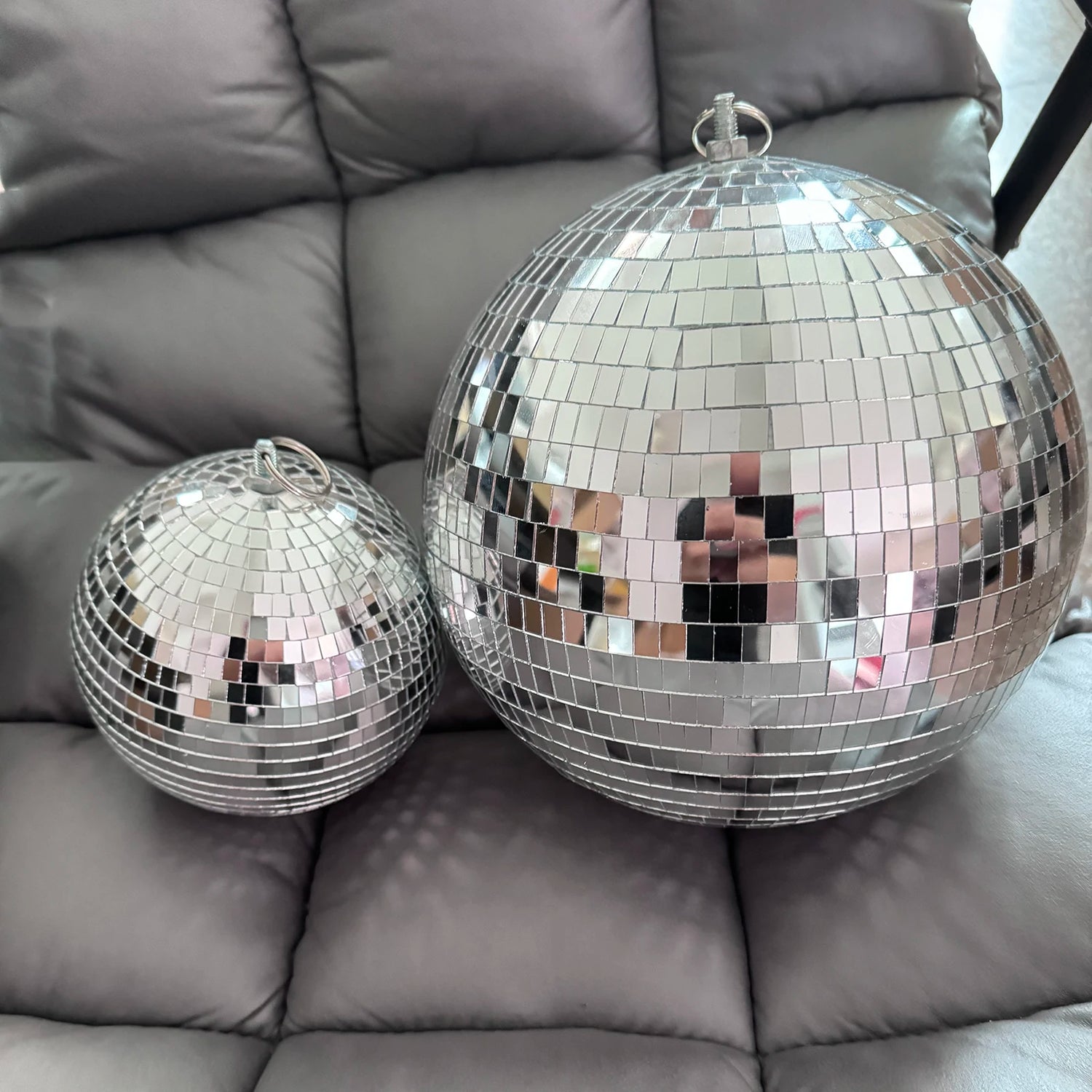 Boule disco miroir suspendue rotative en verre reflétant la lumière