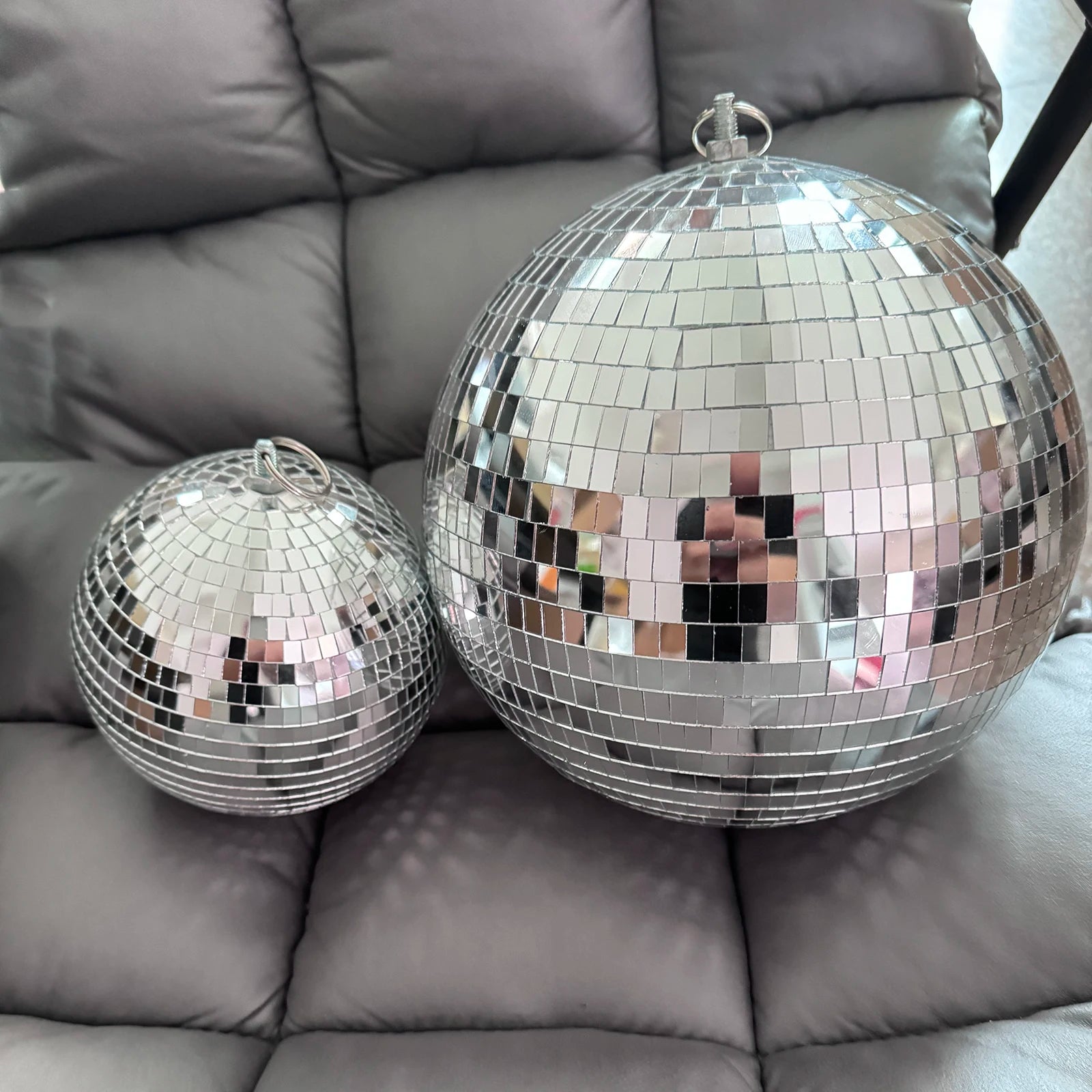 Boule disco miroir suspendue rotative en verre reflétant la lumière