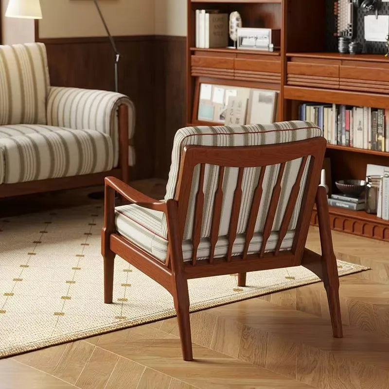 fauteuil relaxation moderne tissu beige vert rayures bois marron clair coussin oreiller plaid