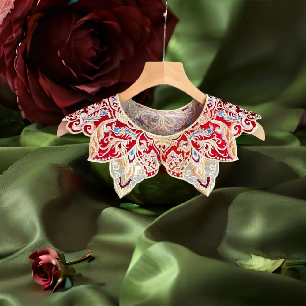 collier broderie florale rouge blanc bleu beige pompons élégant traditionnel ornemental asiatique