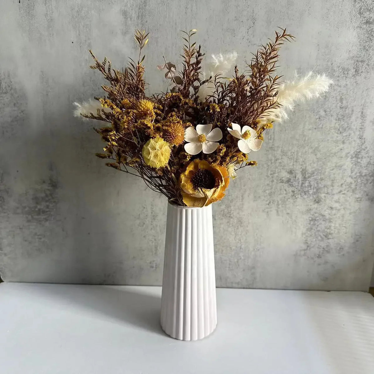 vases blancs texturés rayures verticales bouquets fleurs séchées intérieur moderne décor