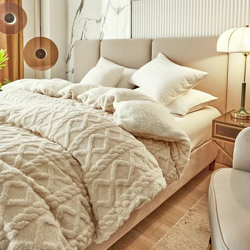 Housse de couette gris clair utilisée comme couverture sur un canapé