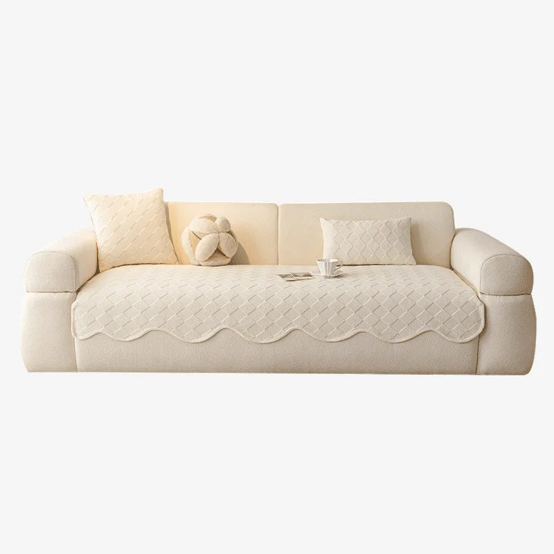 Un canapé beige confortable et élégant, orné de motifs texturés, accueille de confortables coussins et décore joliment l'espace.