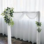 arche decorative mariage fleurs roses blanches feuilles vertes tissu transparent bouquets romantique champetre
