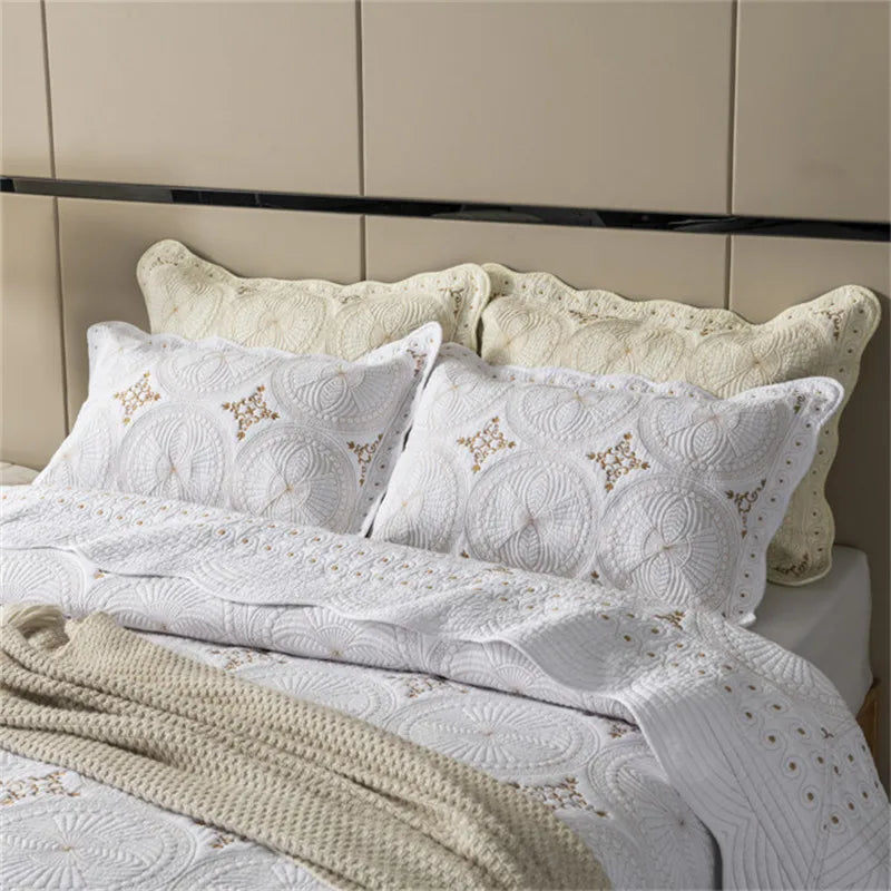 Ensemble couvre-lit 3 pièces en couleur beige dépliée sur un lit