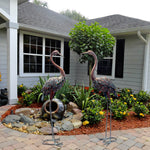 statues oiseaux grue marron rouge gris vert métal patiné jardin decoratif fleurs tulipes plantes