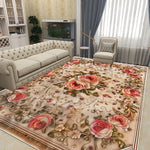 Ce tapis floral vintage et élégant, avec ses motifs de roses et de fleurs, apporte une touche de charme et de sophistication à ce salon cosy et confortable.
