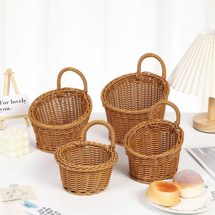 Panier de rangement en imitation rotin marron suspendu dans une cuisine