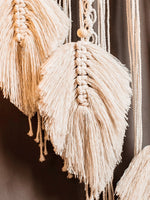 attrape rêves boho macramé feuilles plumes beige marron clair artisanal crochet métallique franges chambre