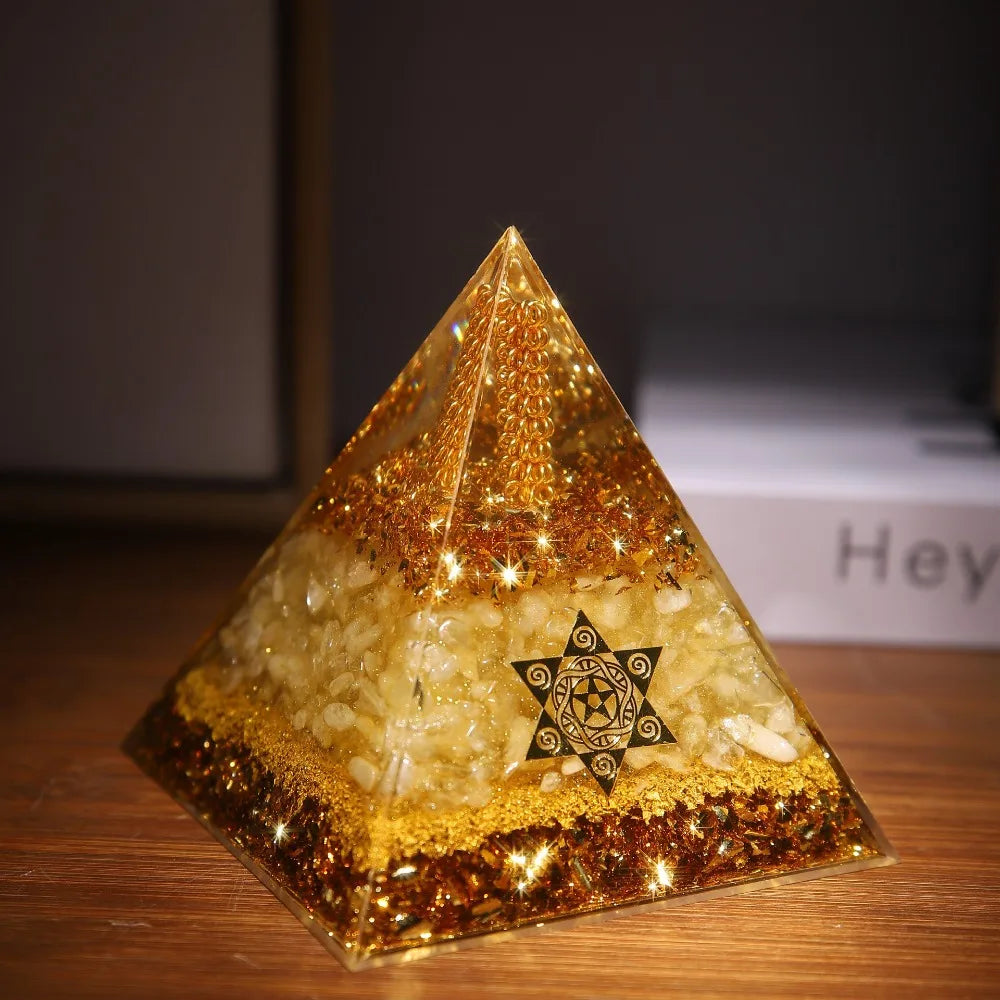 pyramide décorative moderne pyramide granulée dorée animal compagnie cube or 8cm 10cm decoration maison