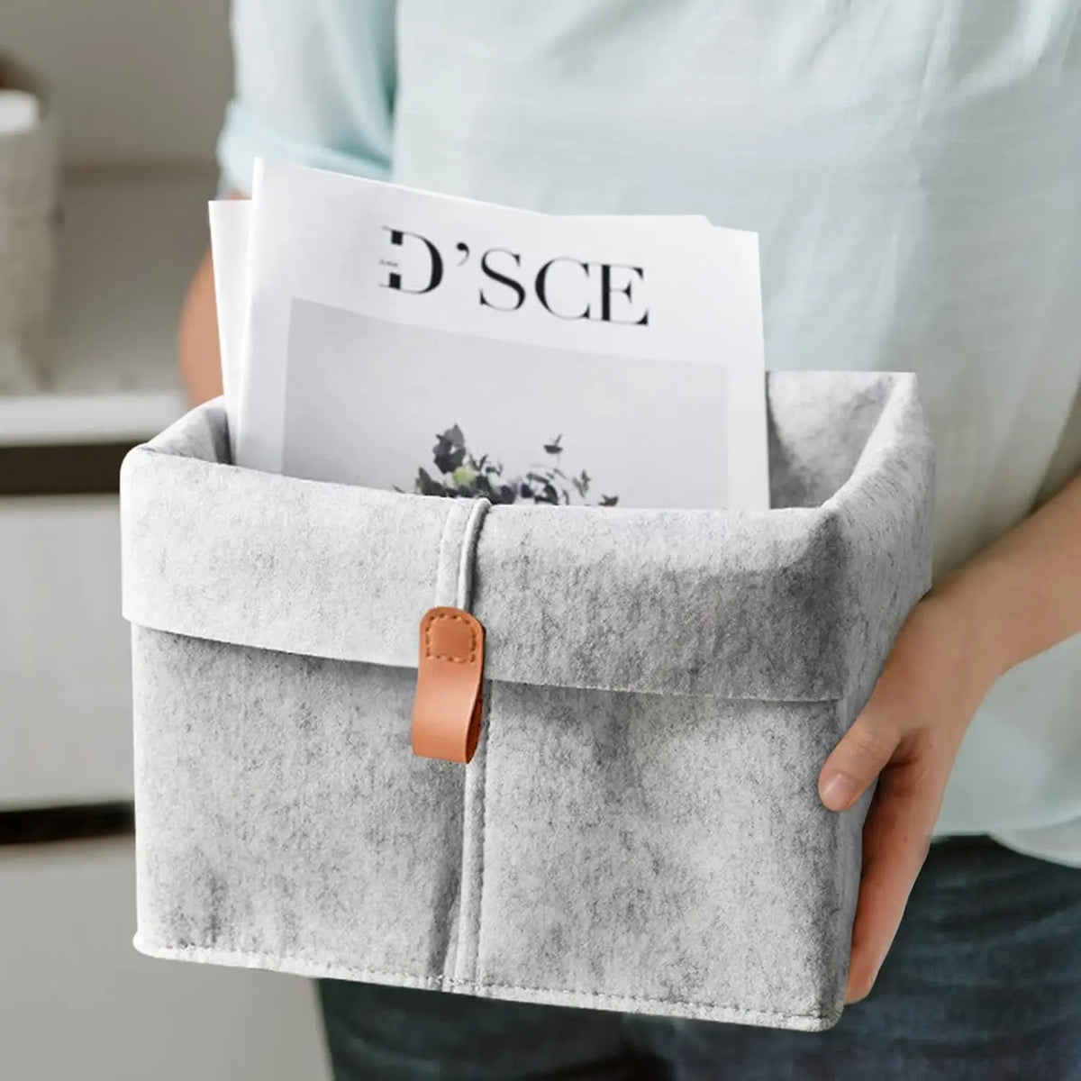 boîte rangement tissu veloutée gris clair foncée moderne pliable articles divers serviettes blanches broderie