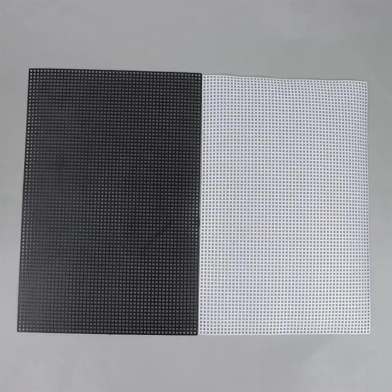 grille perforée moderne noir blanc plastique travaux manuels couture broderie tissage