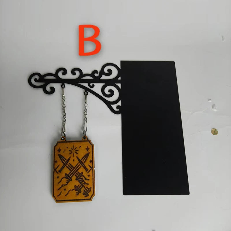 décoration bibliothèque bois gravé motifs floraux signet suspendu chaîne fixation murale ornemental vintage