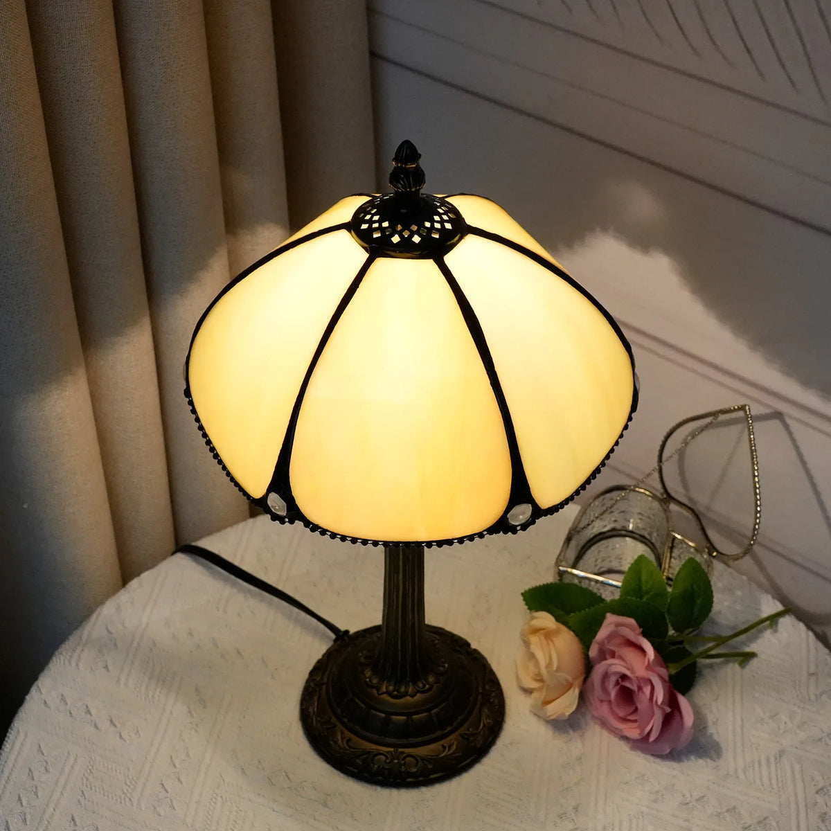 lampe table art déco bronze beige translucide motifs géométriques verre teinté base solide chambre