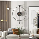 Horloge murale moderne dorée avec pendule dans un salon contemporain