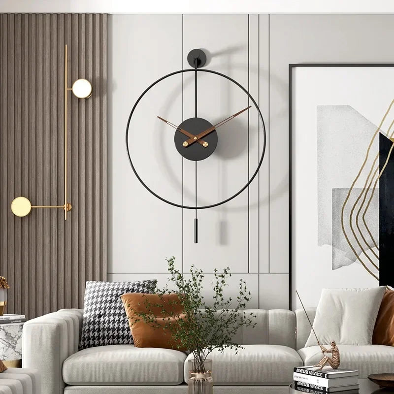 Horloge murale moderne dorée avec pendule dans un salon contemporain