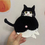 coussin crocheté visage chat noir gris rose jaune artisanal main decoration table cadeau mignon
