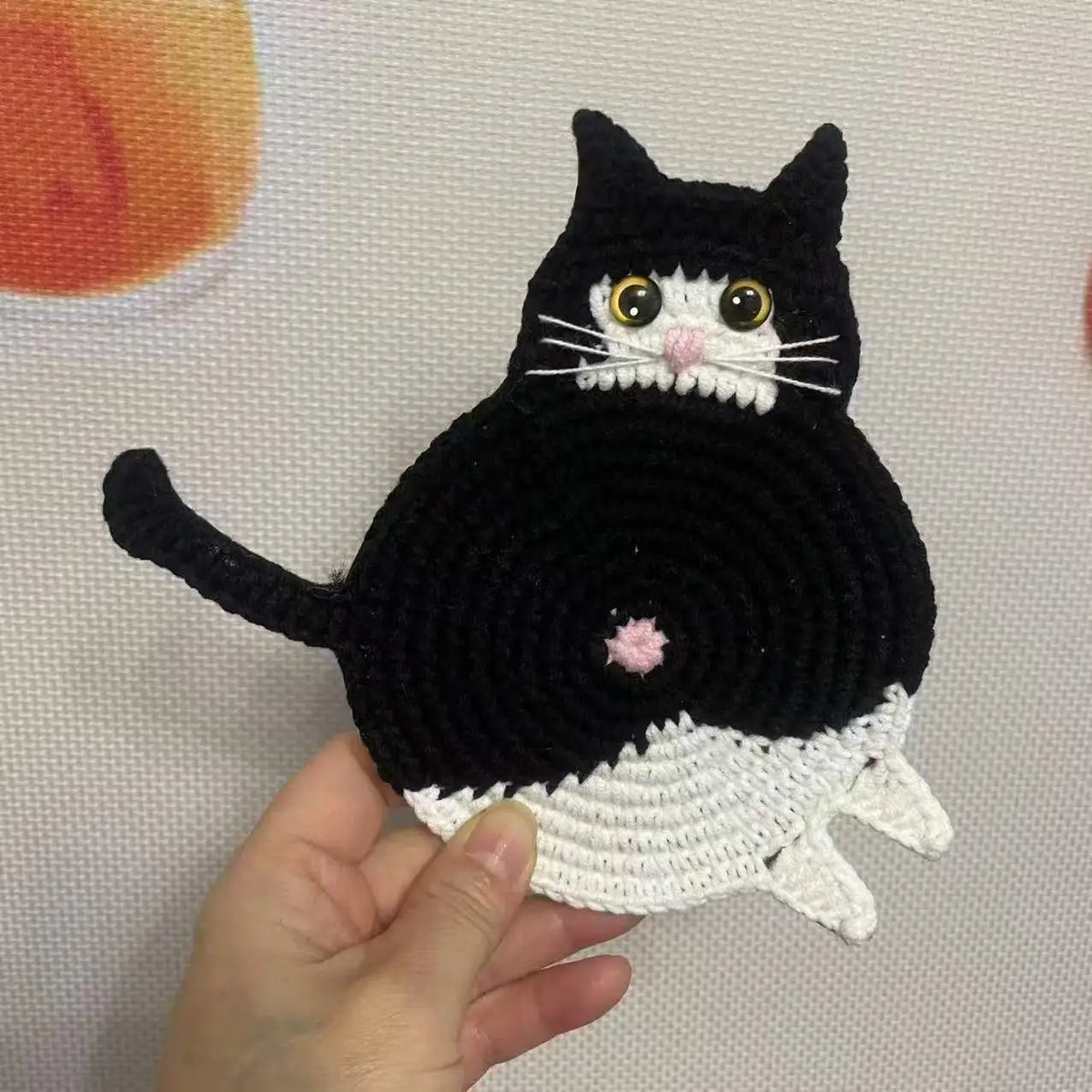 coussin crocheté visage chat noir gris rose jaune artisanal main decoration table cadeau mignon