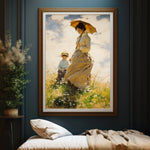 Un portrait d'une femme élégante tenant un parapluie jaune sous un ciel nuageux, marchant dans un champ de fleurs.