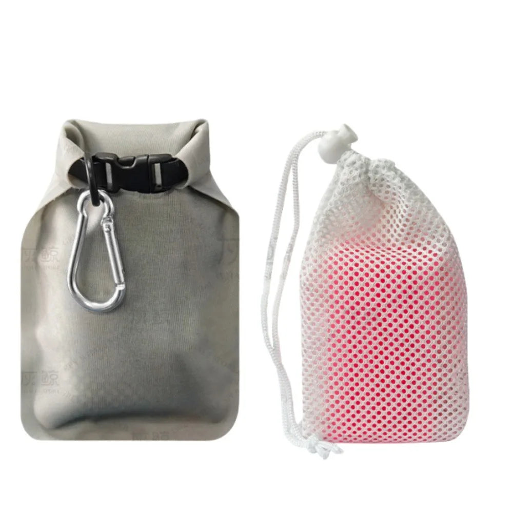sac savon portable vert olive noir blanc perforations mousse boucle métal compact pratique rangement