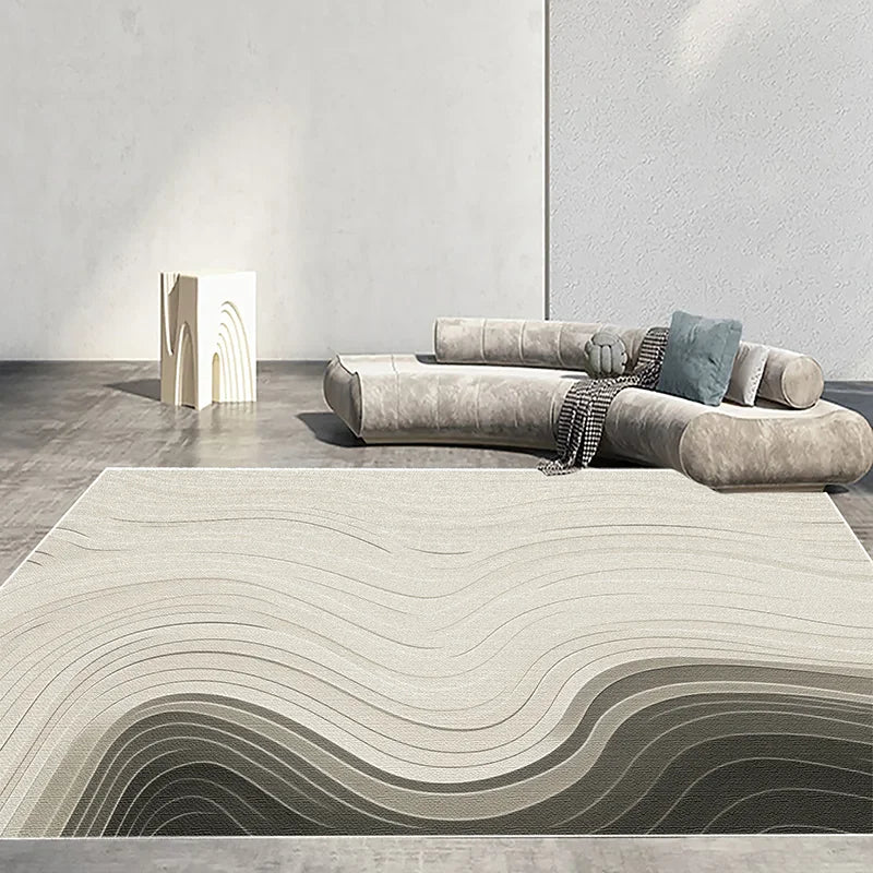 Un tapis ondulé de tons neutres, posé sur un sol en carrelage gris, avec un canapé assorti et des éléments de décoration épurés, créant une atmosphère épurée et harmonieuse dans cette pièce.