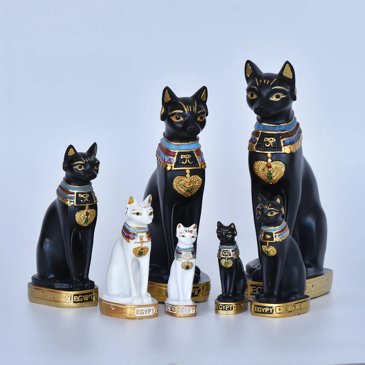 statues chats égyptiennes ornements dorés noir blanc décoratives artisanale maison jardin