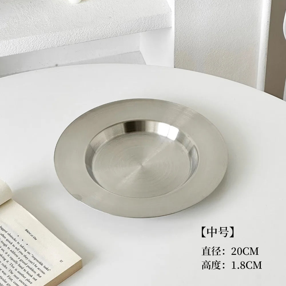 assiettes modernes argentées lisses steak gâteaux desserts vaisselle table minimaliste