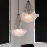 suspension lumineuse moderne boules sphériques blanc chaînes métalliques salon chambre principale étude