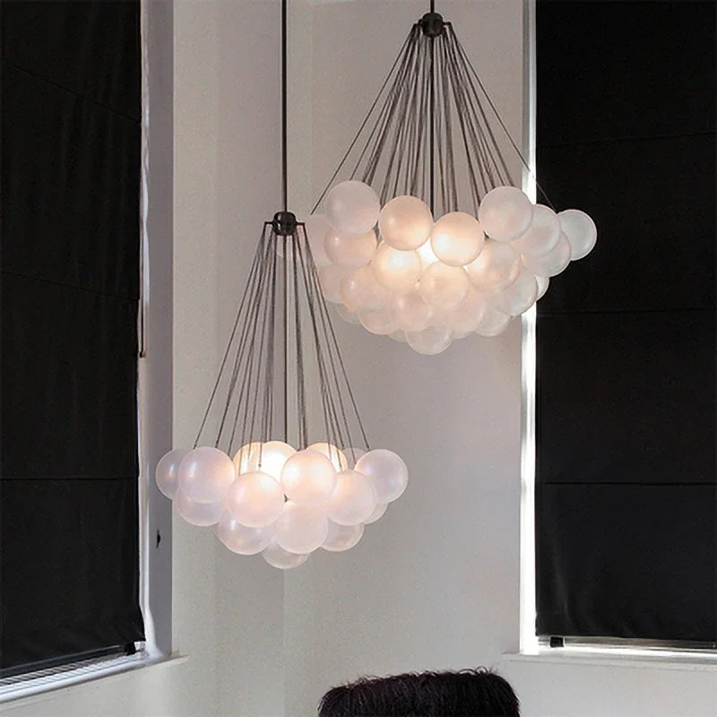 suspension lumineuse moderne boules sphériques blanc chaînes métalliques salon chambre principale étude
