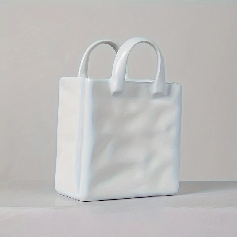 vase blanc moderne forme sac main texture tissu froissé décoration intérieure arrangement fleurs séchées