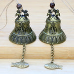 cloche décorative artisanale bronze doré ornements floraux poissons vintage pendentif métallique