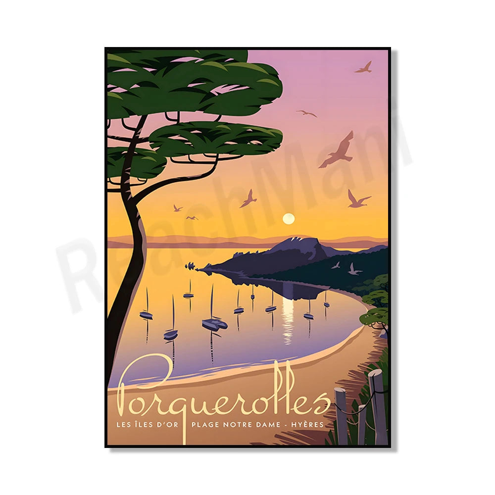 Magnifique affiche de voyage illustrant un paysage côtier d'une plage paradisiaque dans les îles d'Or de Porquerolles, en France, avec des palmiers et des oiseaux volant dans un ciel coloré au coucher du soleil.