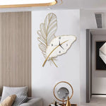 horloge murale moderne blanc doré plume stylisée sans LED fixation sans éléments visible