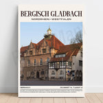L'image montre un bâtiment historique de style architectural typique de Bergisch Gladbach, une ville située dans la région de Rhénanie-du-Nord-Westphalie en Allemagne. Le bâtiment présente des façades en briques rouges, des fenêtres à arc et une tour ornée d'un dôme doré, créant une scène pittoresque et emblématique de cette ville allemande.