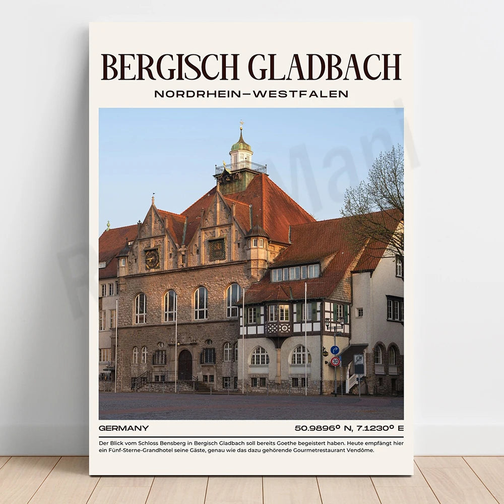 L'image montre un bâtiment historique de style architectural typique de Bergisch Gladbach, une ville située dans la région de Rhénanie-du-Nord-Westphalie en Allemagne. Le bâtiment présente des façades en briques rouges, des fenêtres à arc et une tour ornée d'un dôme doré, créant une scène pittoresque et emblématique de cette ville allemande.